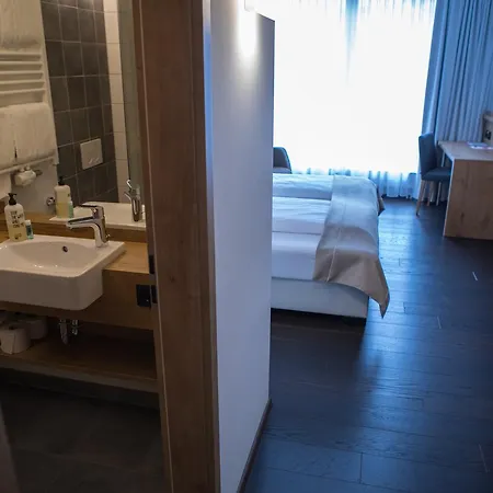 Zum Hirsch Hotell 3*